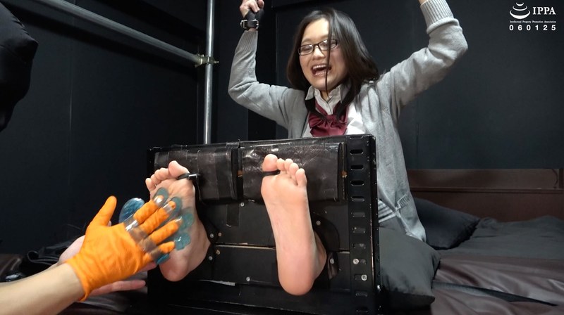 雪奈真冬 「くすぐりグローブ＋ローションで足が無くなるくらいくすぐったいと叫ぶ真冬ちゃんの足枷くすぐり！」わかしラボ WAKA-068 雪奈真冬 3