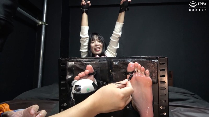 ヌルヌル 「足枷＋ヌルヌル＋機械責めで奥様の足裏もくすぐったさを開発！」わかしラボ WAKA-071杉崎みさき 3