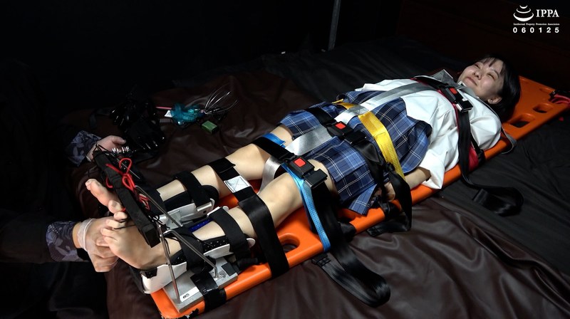 フットケア 【足裏】「制服のまりちゃんに足枷拘束くすぐりで足裏開発！」WAKA-087加護まり 3