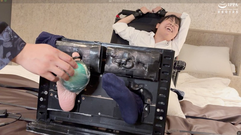 足枷 「【くすぐり】足枷拘束でも大暴れ！ぐったりするまでくすぐりつくす！」わかしラボWAKA-083谷田かりな（3）