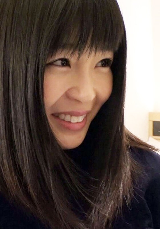 ED 年に数度のセックスじゃ我慢できない黒髪清楚奥様。電マの振動がヤリマン最強属性にレベルアップ。挿入ではガッチリ脚ホールドでオトコをキープ！
