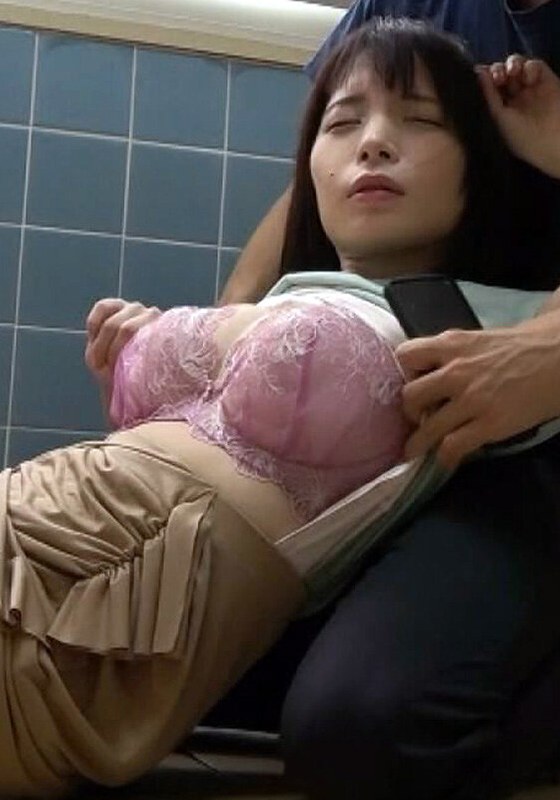 安全対策 女性トイレ内も危険がいっぱい！意識がないまま喰われてしまう色白スレンダー巨乳女！