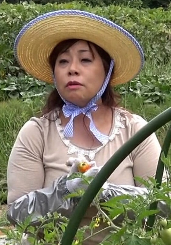 記念日 旦那さんとは15年以上のセックスレスと言う畑仕事が似合う田園スマイル熟女をそのままラブホに誘い3P中出しSEX！
