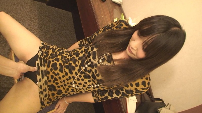 報酬 謝礼に釣られてやってきたギャル系美人妻は、バイブをアソコに入れたまま男のモノにしゃぶりつく！