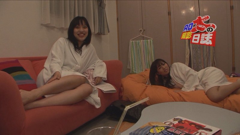 ハプニング 目がくりくりな色白BODYの美女とほんのり焼けた肌にキリっとした目が美しい美女。メイクルームで待機中に思わぬハプニング発生でハメられちゃう？！