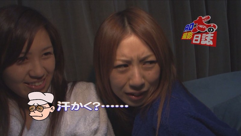 乱入 処女を彷彿させる純粋無垢な笑顔を向ける美女とノリの良い茶髪の美女の部屋に追放したはずの男優が勝手に突入！ADが止めるも暴走は止まらずヤられちゃう？！
