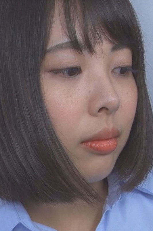 情欲 痴●の手マンに耐えられず潮吹き！我慢できずにトイレで貪り合う