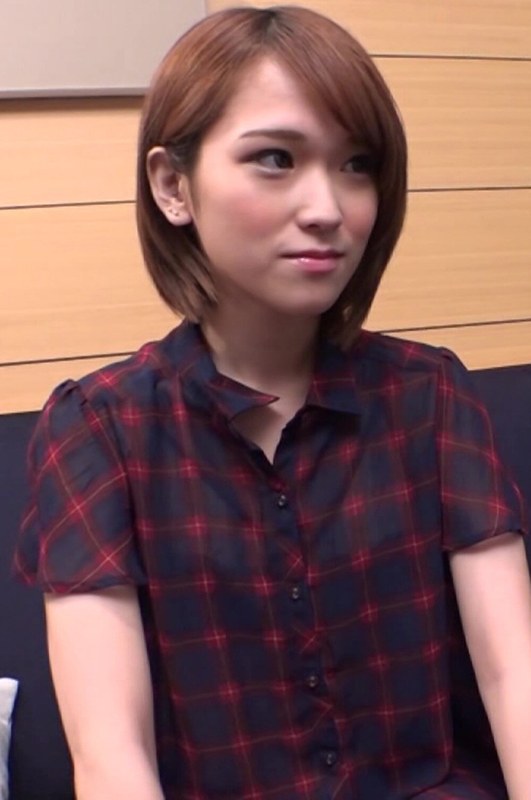 誕生日 おじさんのためにセクシーな下着をつけてセックスの相手をするスレンダー美少女