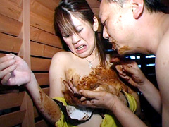 スカトロ 人妻のウンコを食べる