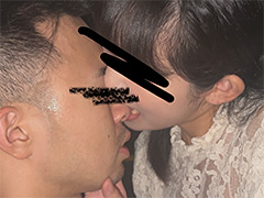 匂い No.08 人目を気にせず座り込みんで舐め時々噛みつき。