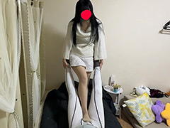 シャワー ゆきのちゃんは足責め相手をアプリで探してた！