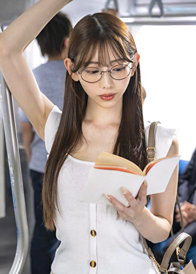 SODクリエイト 通学中に読書にふける文系女子大生が吊り革拘束立ちバックで膝ガク潮吹き お漏らししながらイク快感が忘れられず痴〇好みの女に･･･ 一宮るい