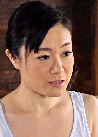 義母 妻の出産を控え実家に戻った僕達。久々に会った母の無防備にチラ見せする乳首がエロ過ぎて･･･！