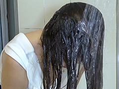 髪 茶髪ラウンジ嬢 サロンケア後の艶々ヘアでシャンプー